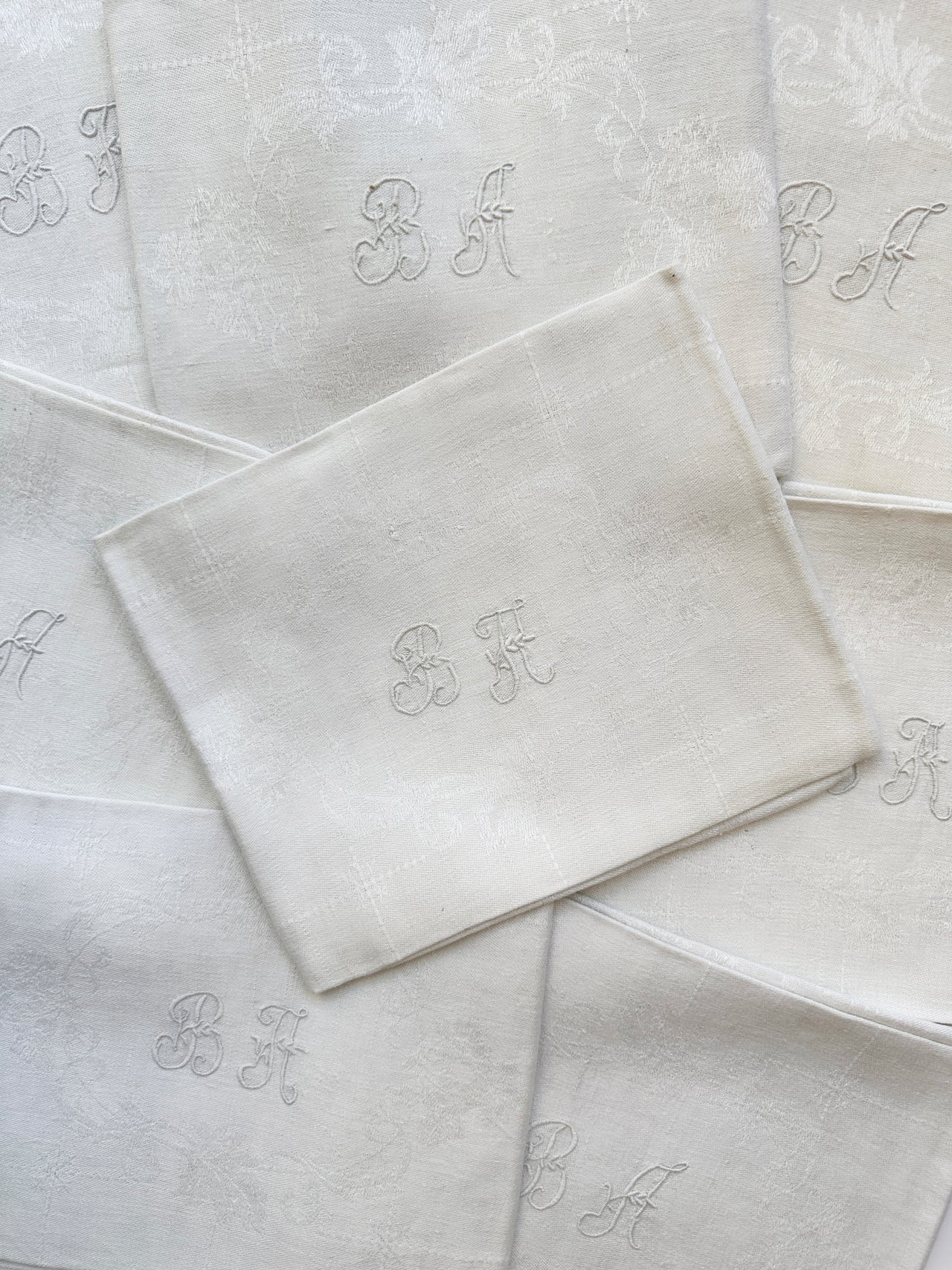 Lot de 8 serviettes vintage en damassé - monogramme BA - Blanc