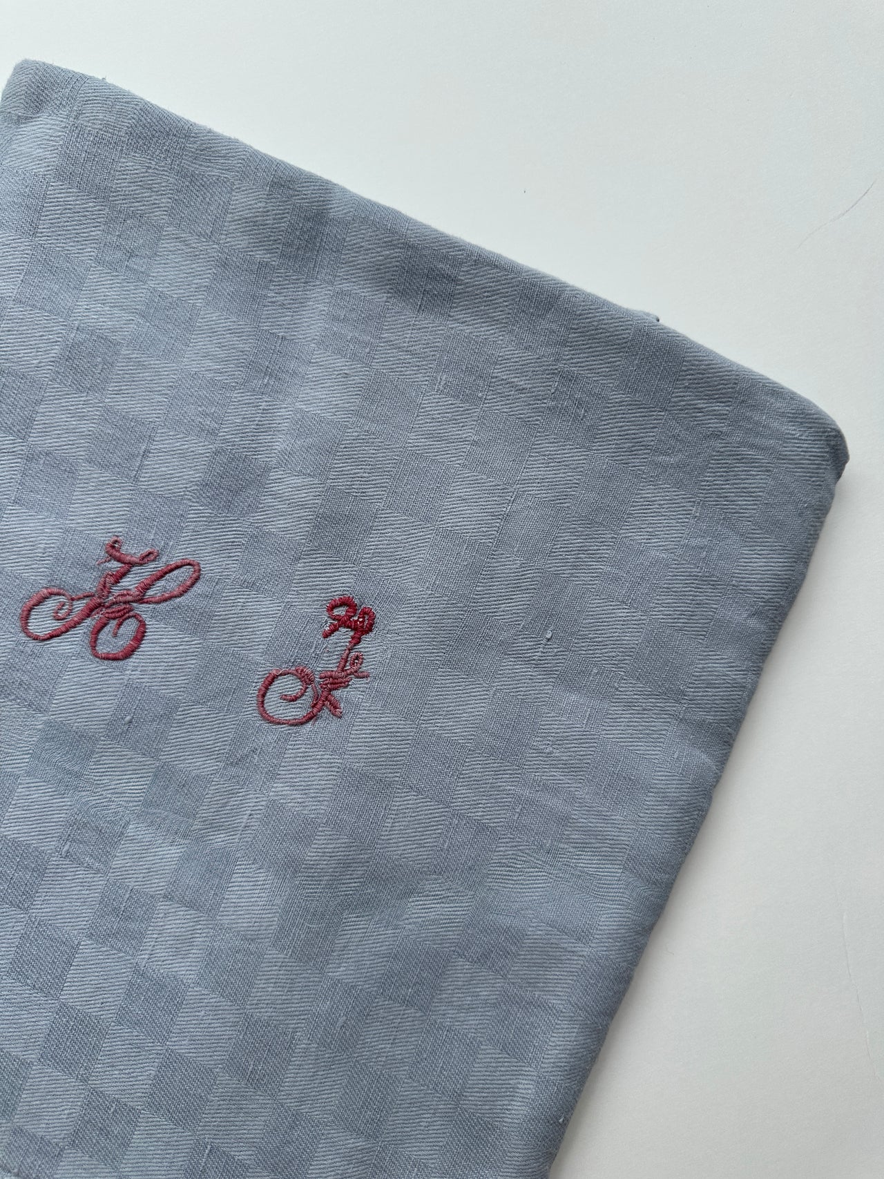 Nappe ancienne damassée - monogramme HJ- 140x160 cm - Horizon