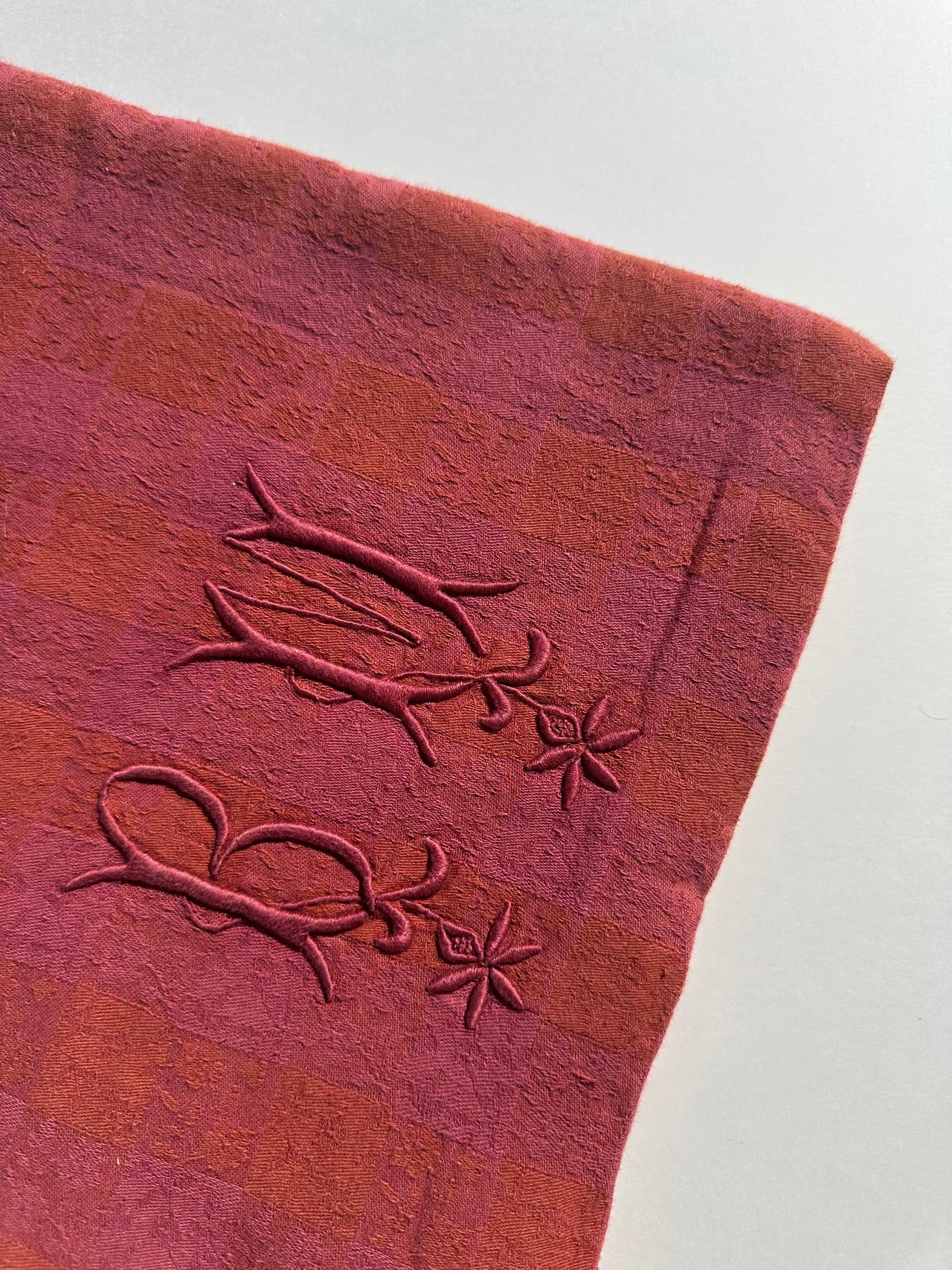 Antique damask tablecloth - Monogram BM - 150x150 cm - 4 napkins - Sang de boeuf