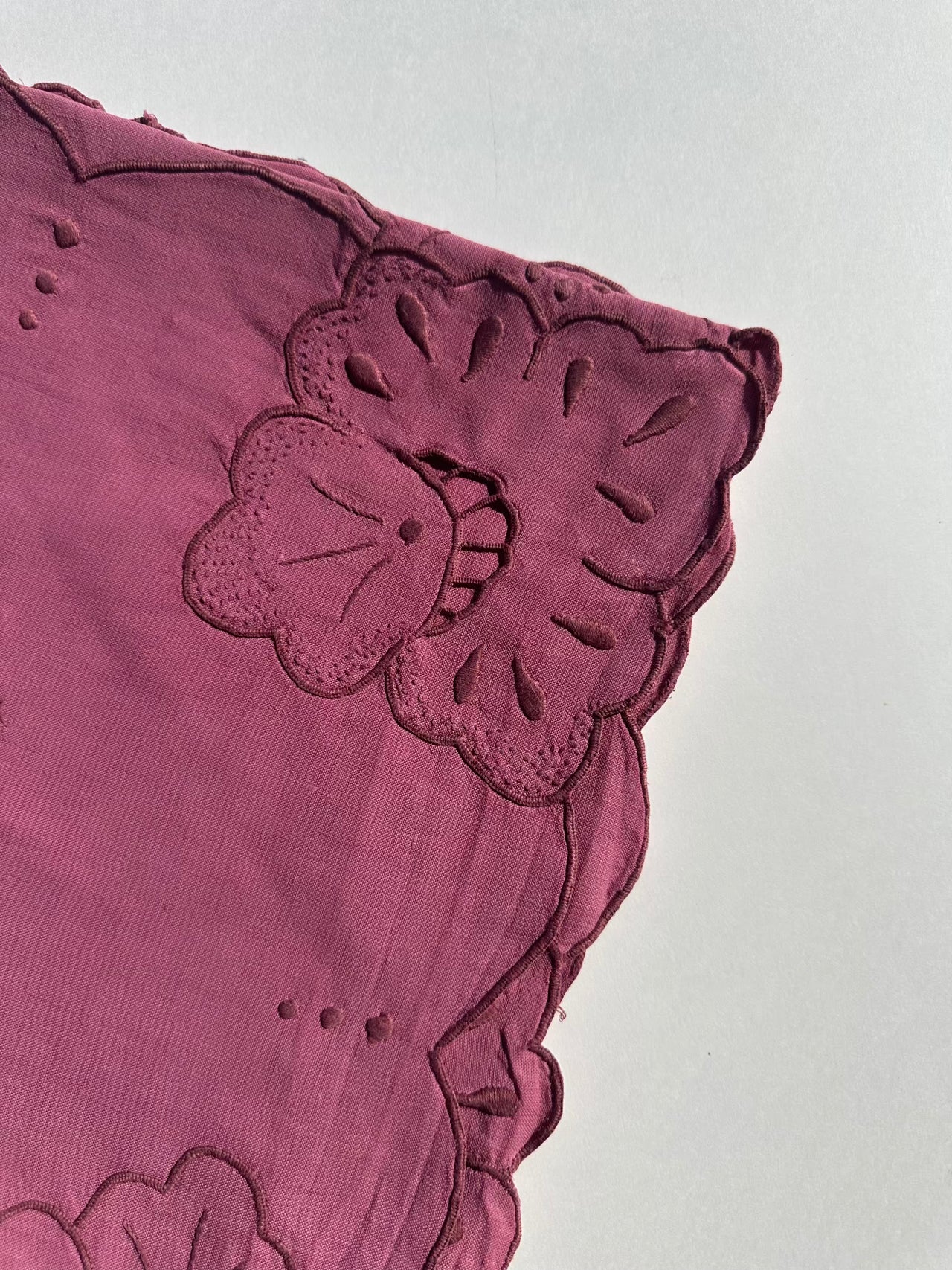 Antique linen tablecloth, hand-embroidered -90x90 cm - Lie de vin