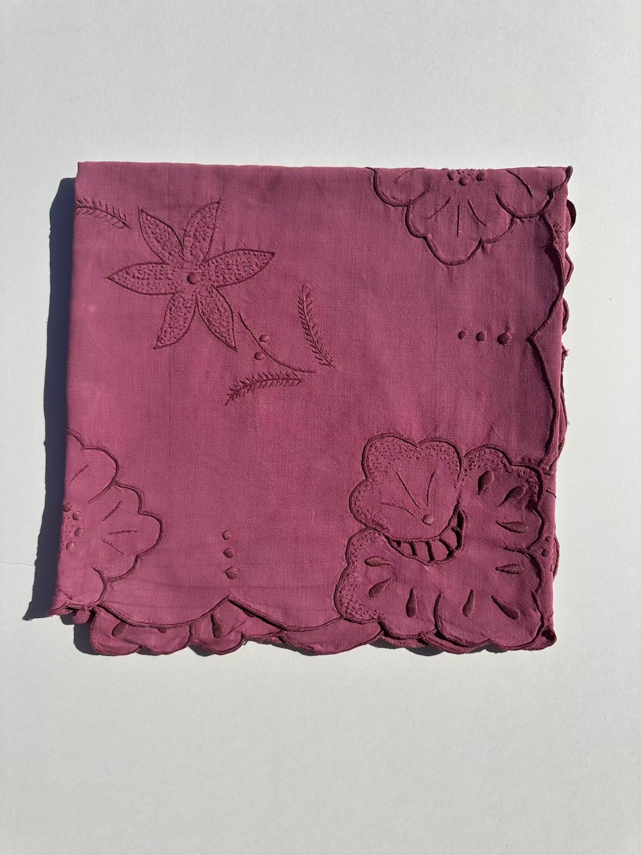 Antique linen tablecloth, hand-embroidered -90x90 cm - Lie de vin