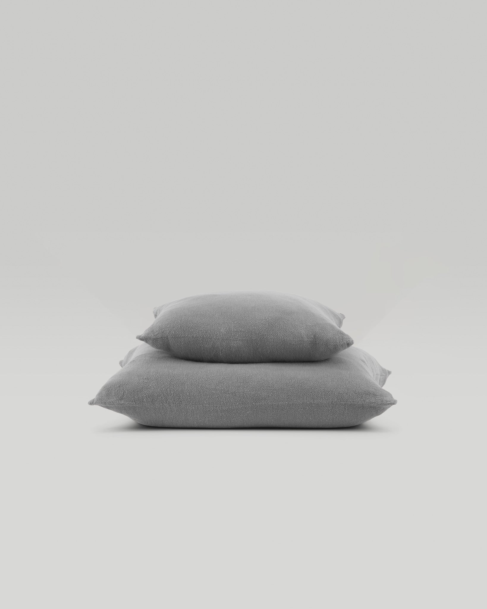 housse de coussin en lin brut gris perle.