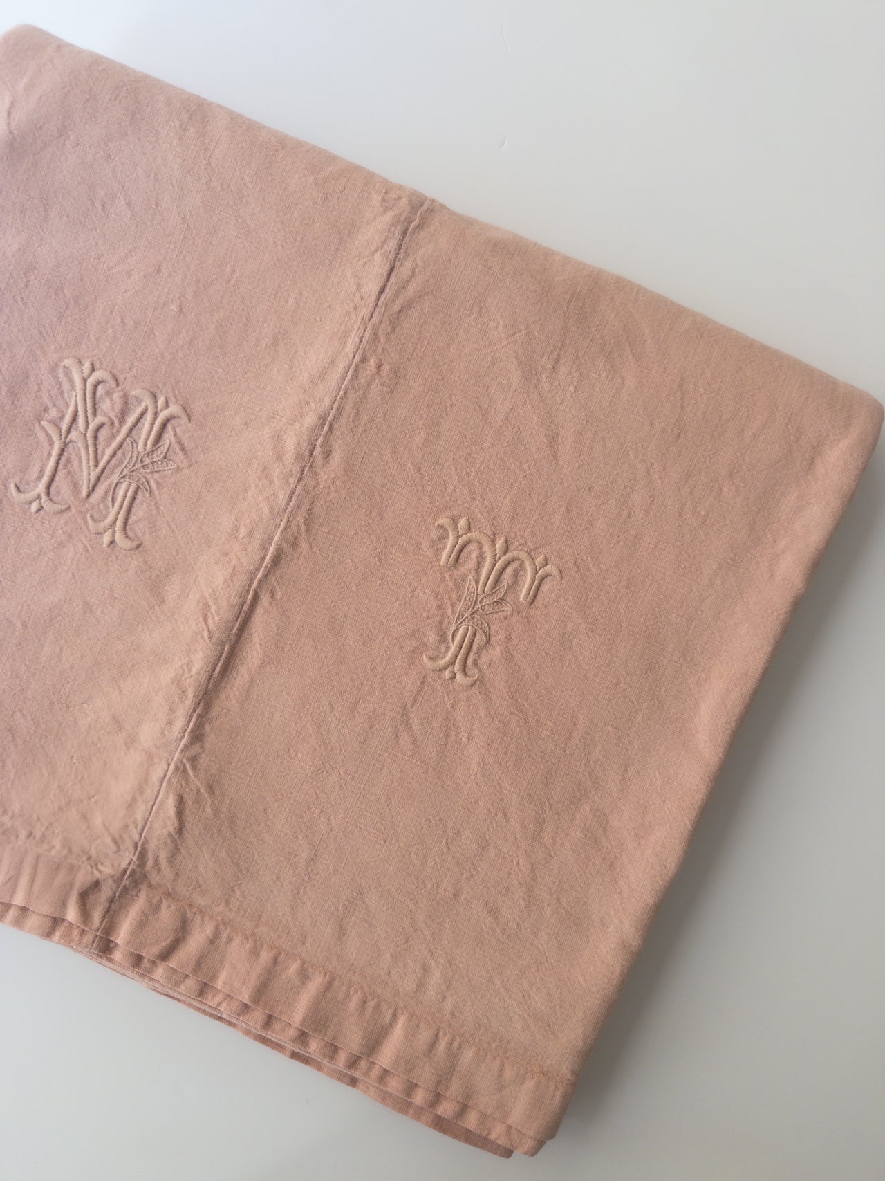 Drap ancien en chanvre - monogramme MT - 190x300cm - corail