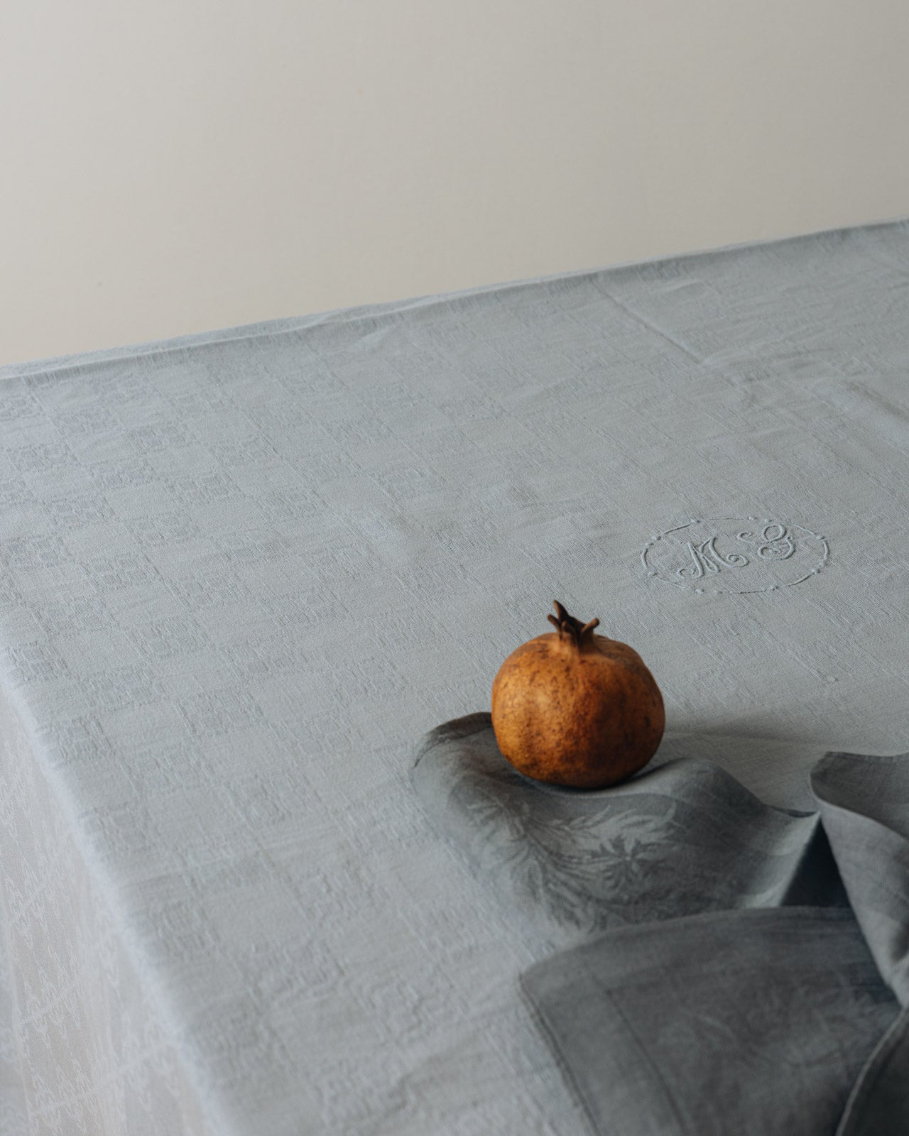 Nappe ancienne monogrammée “MG” - 135x190cm