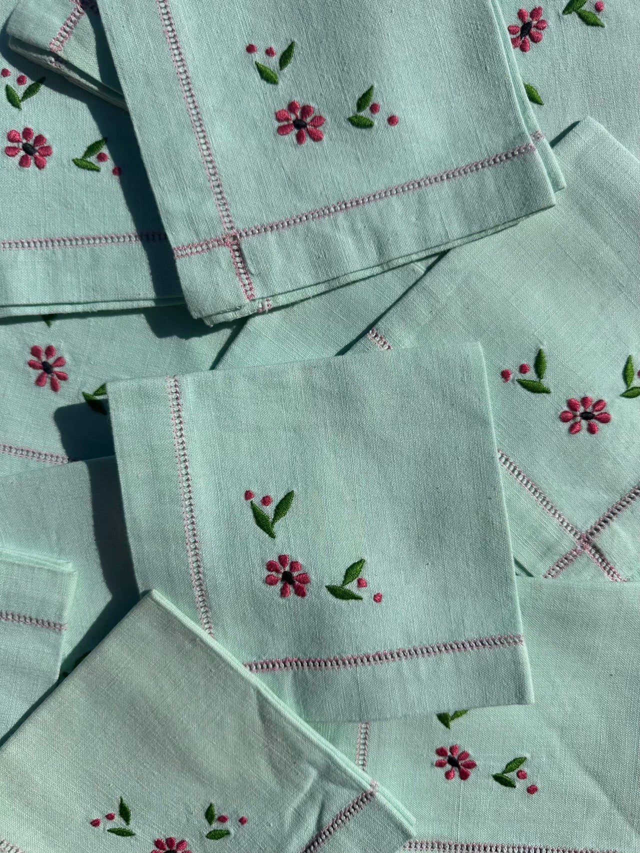 Antique linen tea tablecloth with floral embroidery - 100x100 cm - 12 napkins - Water green