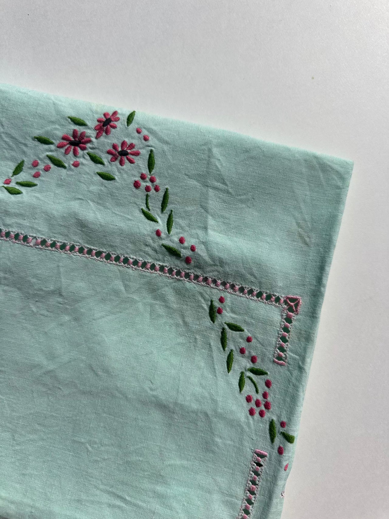 Antique linen tea tablecloth with floral embroidery - 100x100 cm - 12 napkins - Water green